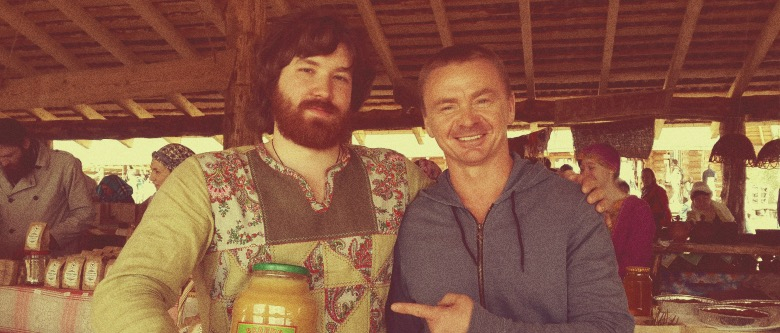 Пасечник Андрей Медведев с довольным покупателем его меда