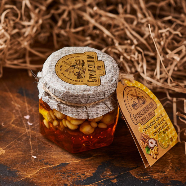 Мёд с орехами (грецкий, фундук, кедр). Фото