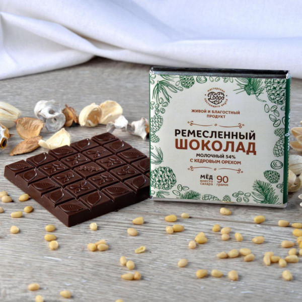 Шоколад молочный на меду С КЕДРОВЫМ ОРЕХОМ. Фото